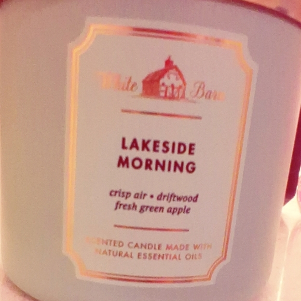 White Barn Lakeside Morning Candle - Cream and Gold